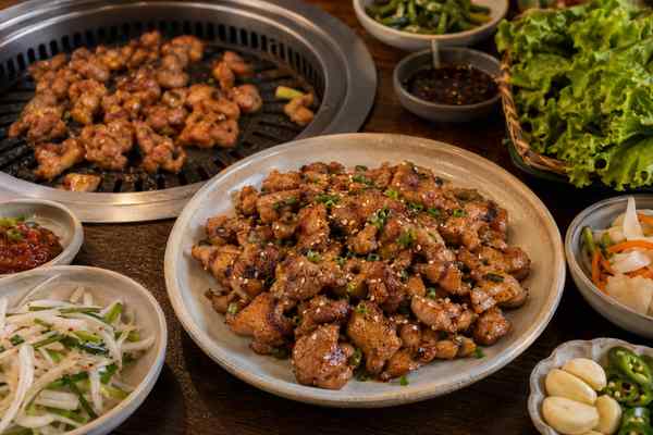 Finished Soy-Pear Dak Bulgogi presented in a warm Korean dining setting.