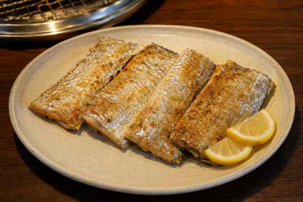 Finished Galchi Gui Grilled Hairtail presented in a warm Korean dining setting.